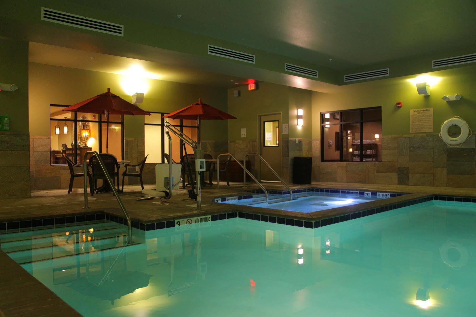 Little Missouri Inn & Suites New Town Экстерьер фото